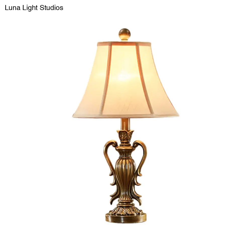 Lámpara de mesilla de estilo antiguo en rojo y blanco con pantalla acampanada