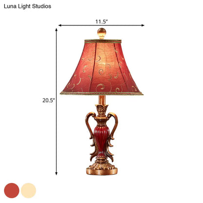 Lámpara de mesilla de estilo antiguo en rojo y blanco con pantalla acampanada