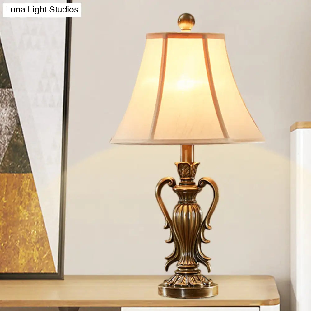 Lámpara de mesilla de estilo antiguo en rojo y blanco con pantalla acampanada