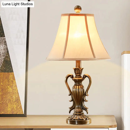 Lámpara de mesilla de estilo antiguo en rojo y blanco con pantalla acampanada