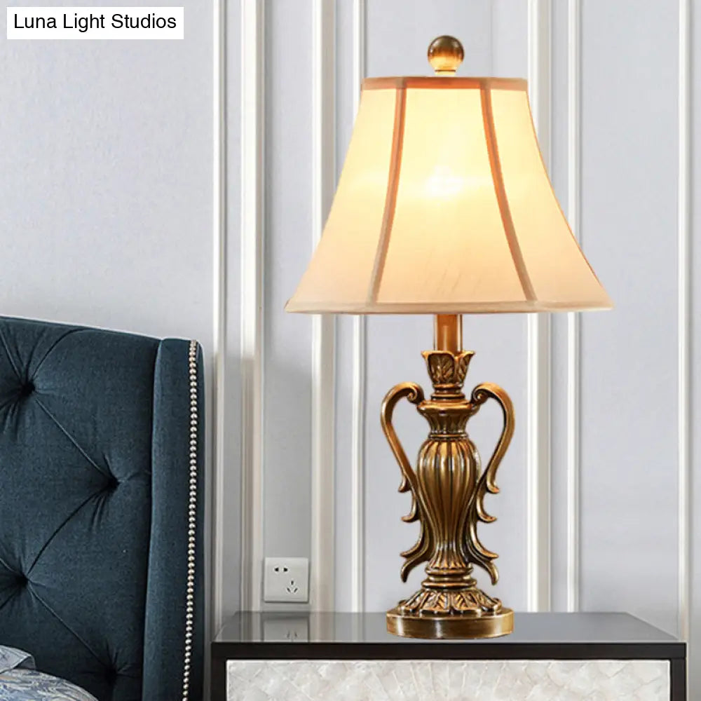 Lámpara de mesilla de estilo antiguo en rojo y blanco con pantalla acampanada