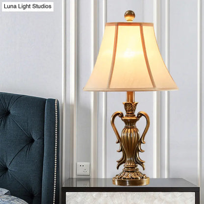 Lámpara de mesilla de estilo antiguo en rojo y blanco con pantalla acampanada