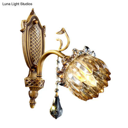 Aplique de pared de latón estilo antiguo con forma de loto y cristal ámbar, ideal para la sala de estar.