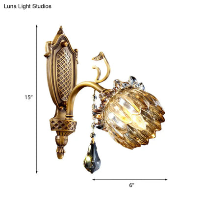 Aplique de pared de latón estilo antiguo con forma de loto y cristal ámbar, ideal para la sala de estar.