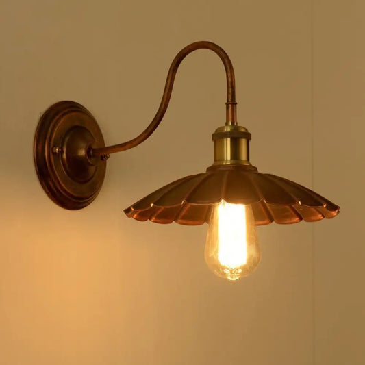 Aplique de pared de metal estilo antiguo con borde festoneado, acabado en cobre envejecido y brazo flexible - 1 bombilla
