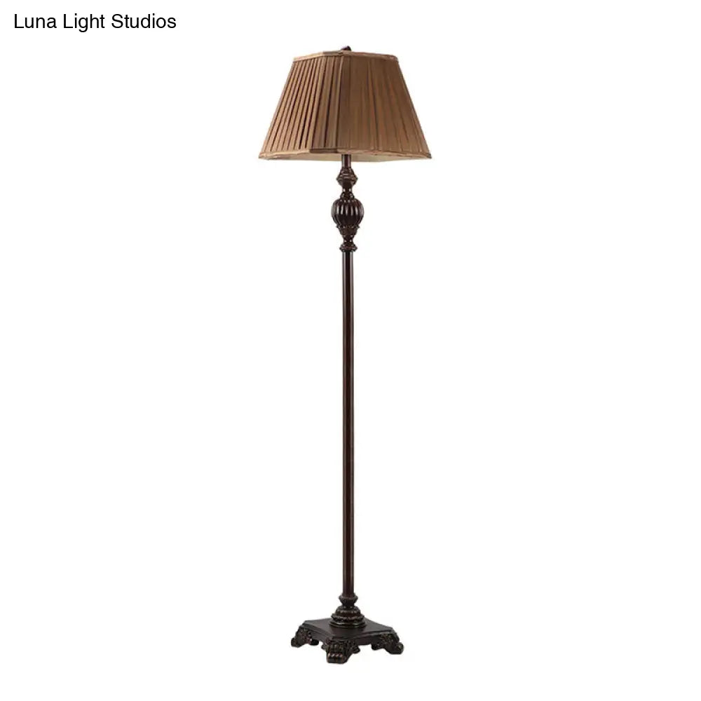 مصباح أرضي مخروطي الشكل مطوي على الطراز العتيق مع قاعدة على شكل جرة