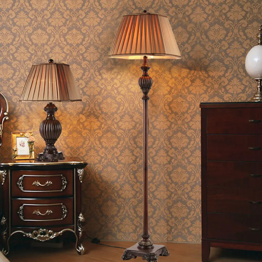 مصباح أرضي مخروطي الشكل مطوي على الطراز العتيق مع قاعدة على شكل جرة