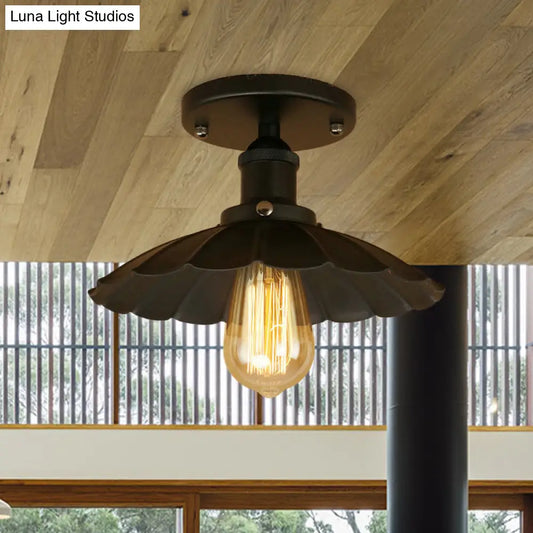 DecorBites™ Lámpara de techo semiempotrada con pantalla festoneada de estilo antiguo - Lámpara de hierro de 1 cabezal en color óxido/negro para balcones 