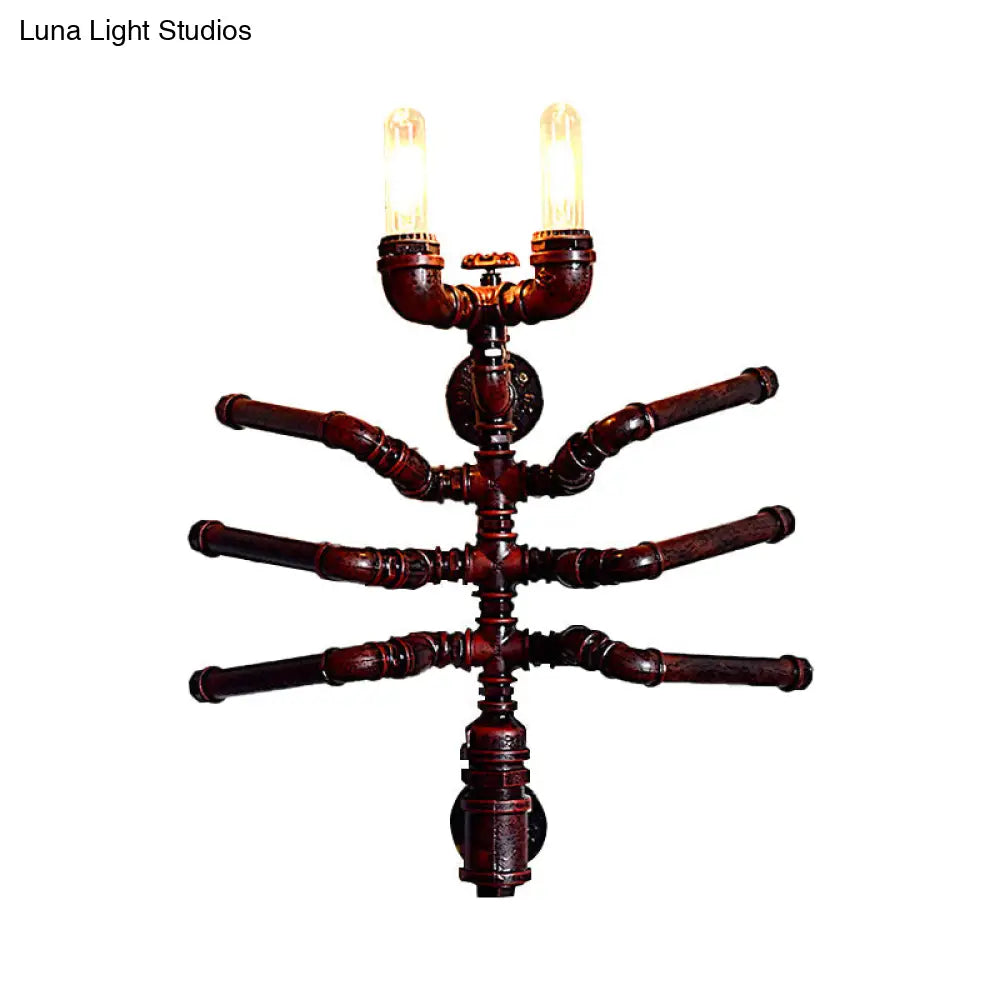 Aplique de pared estilo antiguo con forma de araña, dos bombillas y diseño rústico de tubería.