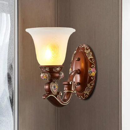 Aplique de pared de estilo antiguo con pantalla marrón en forma de campana y medio cabezal de cristal opaco - Perfecto para montaje junto a la cama