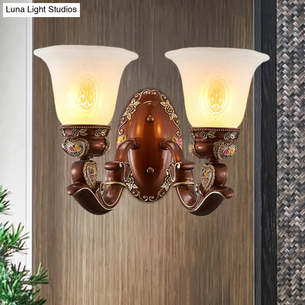 Aplique de pared de estilo antiguo con pantalla marrón en forma de campana y medio cabezal de cristal opaco - Perfecto para montaje junto a la cama