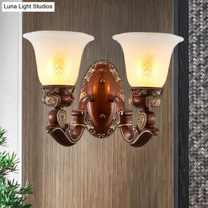 Aplique de pared de estilo antiguo con pantalla marrón en forma de campana y medio cabezal de cristal opaco - Perfecto para montaje junto a la cama