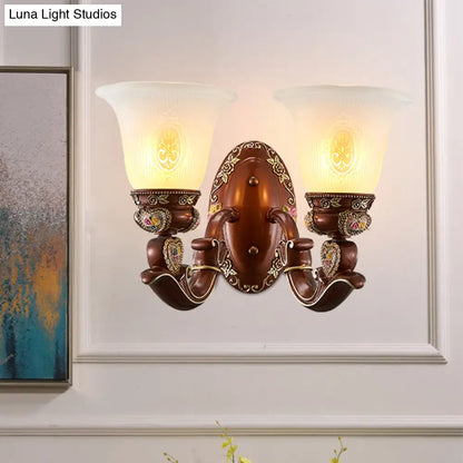 Aplique de pared de estilo antiguo con pantalla marrón en forma de campana y medio cabezal de cristal opaco - Perfecto para montaje junto a la cama