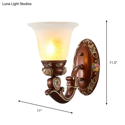 Aplique de pared de estilo antiguo con pantalla marrón en forma de campana y medio cabezal de cristal opaco - Perfecto para montaje junto a la cama