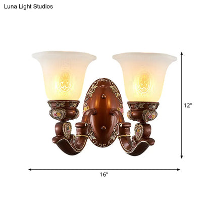 Aplique de pared de estilo antiguo con pantalla marrón en forma de campana y medio cabezal de cristal opaco - Perfecto para montaje junto a la cama