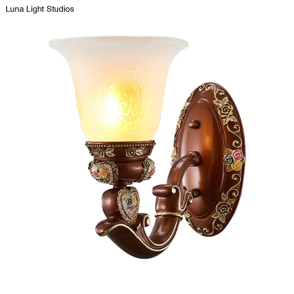 Aplique de pared de estilo antiguo con pantalla marrón en forma de campana y medio cabezal de cristal opaco - Perfecto para montaje junto a la cama