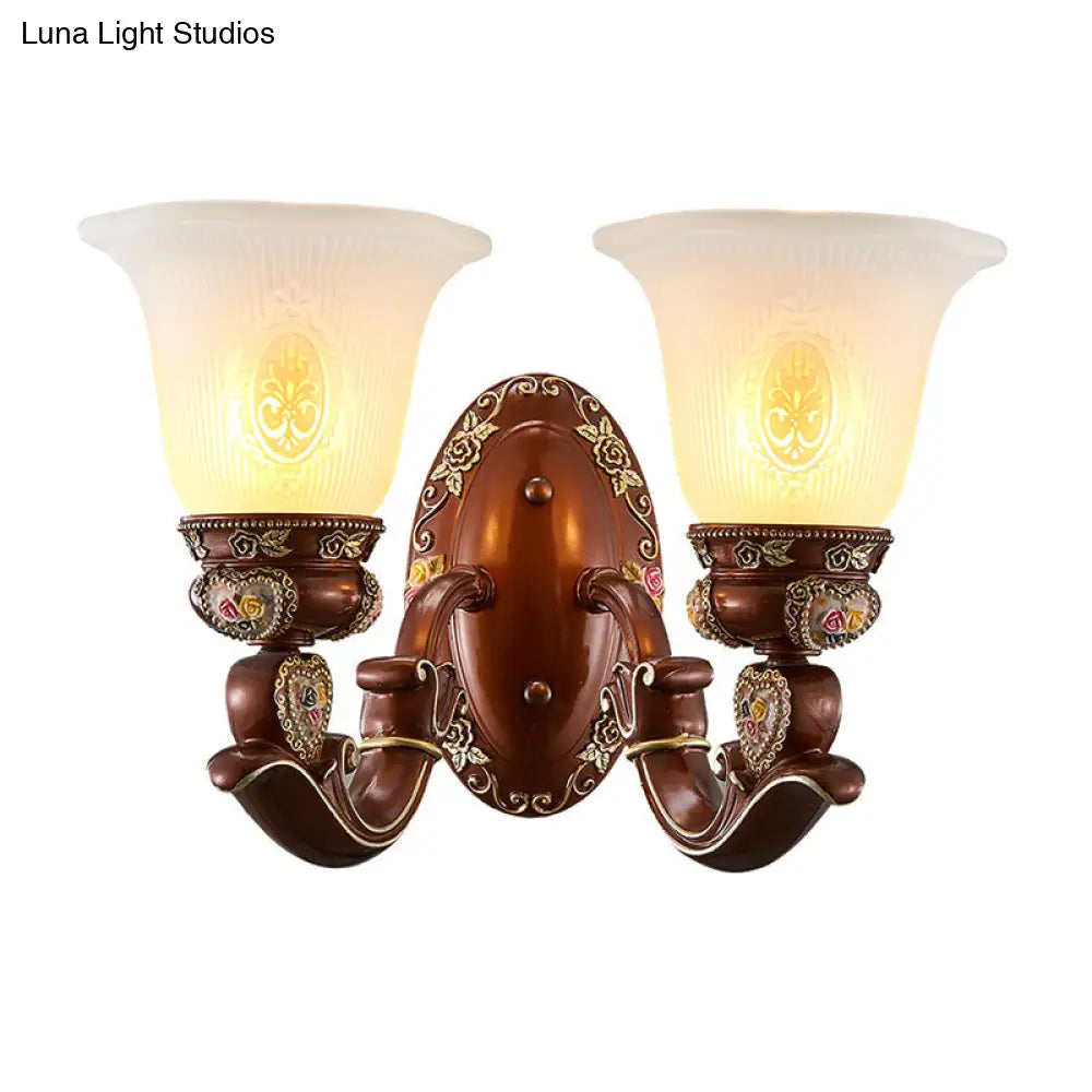 Aplique de pared de estilo antiguo con pantalla marrón en forma de campana y medio cabezal de cristal opaco - Perfecto para montaje junto a la cama