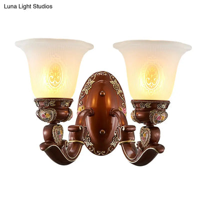 Aplique de pared de estilo antiguo con pantalla marrón en forma de campana y medio cabezal de cristal opaco - Perfecto para montaje junto a la cama