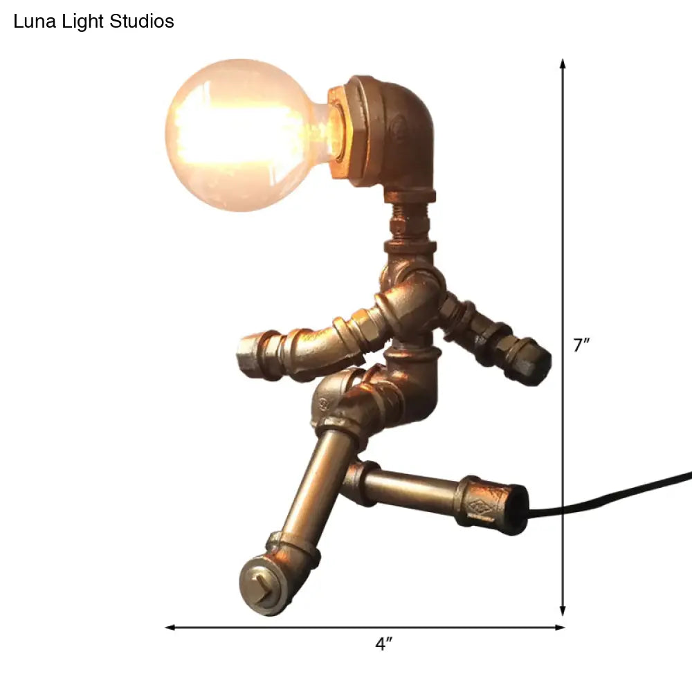مصباح طاولة على شكل أنبوب من الحديد المطاوع على الطراز العتيق مع لمسة نهائية من النحاس لمقهى
