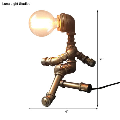 مصباح طاولة على شكل أنبوب من الحديد المطاوع على الطراز العتيق مع لمسة نهائية من النحاس لمقهى