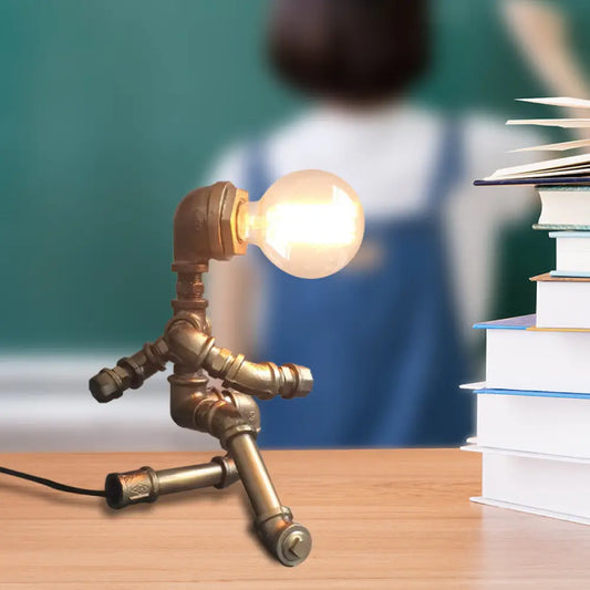 Lámpara de mesa de hierro forjado estilo antiguo con forma de hombre de tubería y acabado en latón para cafetería