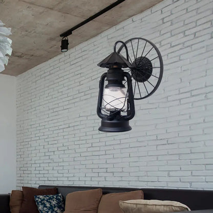 Aplique de pared tipo farol de estilo antiguo y elegante con acabado en negro/bronce – Lámpara de pared de hierro forjado con decoración de rueda.

 (Nota: El título se ha acortado conservando los elementos descriptivos clave y optimizándolo para SEO).