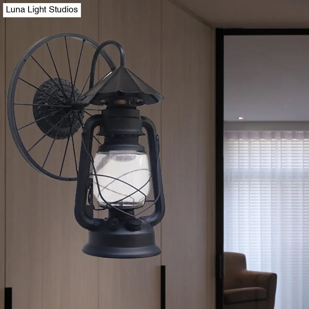 Aplique de pared tipo farol de estilo antiguo y elegante con acabado en negro/bronce – Lámpara de pared de hierro forjado con decoración de rueda.

 (Nota: El título se ha acortado conservando los elementos descriptivos clave y optimizándolo para SEO).