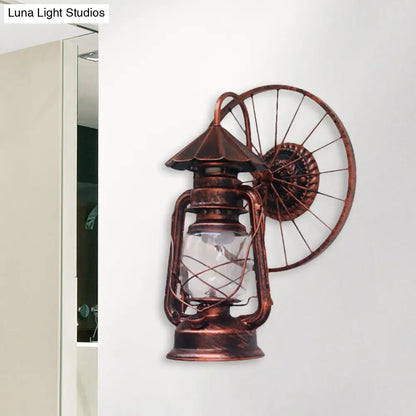 Aplique de pared tipo farol de estilo antiguo y elegante con acabado en negro/bronce – Lámpara de pared de hierro forjado con decoración de rueda.

 (Nota: El título se ha acortado conservando los elementos descriptivos clave y optimizándolo para SEO).