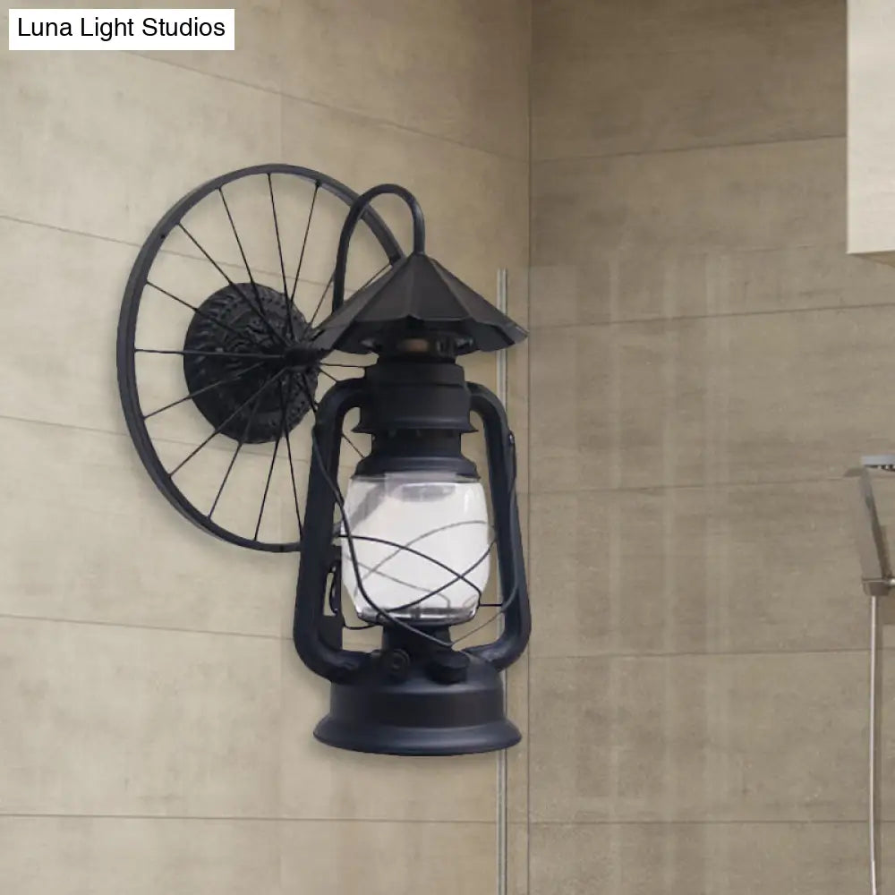 Aplique de pared tipo farol de estilo antiguo y elegante con acabado en negro/bronce – Lámpara de pared de hierro forjado con decoración de rueda.

 (Nota: El título se ha acortado conservando los elementos descriptivos clave y optimizándolo para SEO).
