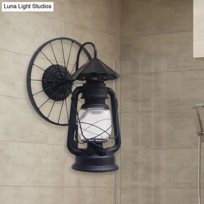 Aplique de pared tipo farol de estilo antiguo y elegante con acabado en negro/bronce – Lámpara de pared de hierro forjado con decoración de rueda.

 (Nota: El título se ha acortado conservando los elementos descriptivos clave y optimizándolo para SEO).