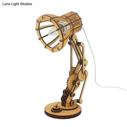 Lámpara de mesa antigua de madera con pantalla cónica - Una luz para estudio