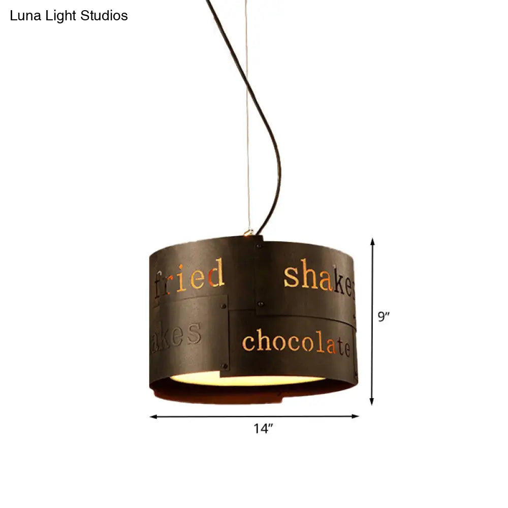 Lámpara de techo colgante de hierro negro envejecido con forma de tambor y tres cabezales, con diseño de letras.