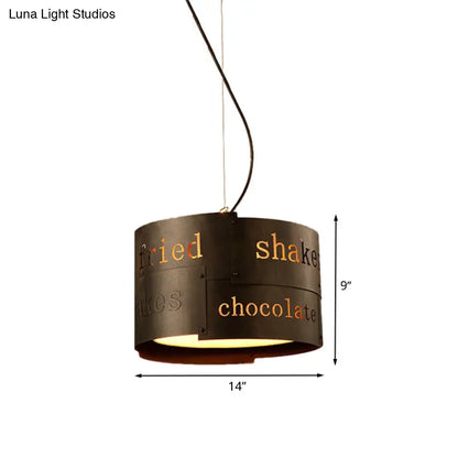 Lámpara de techo colgante de hierro negro envejecido con forma de tambor y tres cabezales, con diseño de letras.