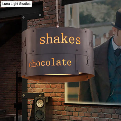 Lámpara de techo colgante de hierro negro envejecido con forma de tambor y tres cabezales, con diseño de letras.