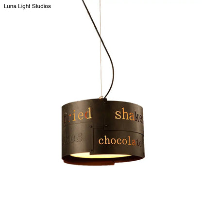 Lámpara de techo colgante de hierro negro envejecido con forma de tambor y tres cabezales, con diseño de letras.