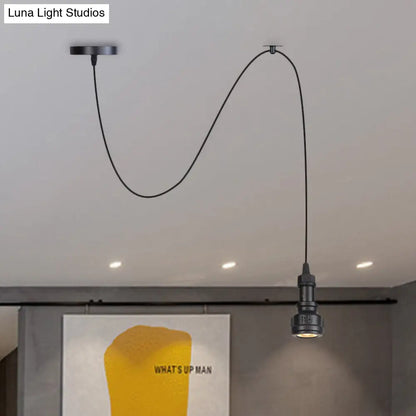 مصباح معلق على شكل أنبوب مياه معدني أسود عتيق للردهة - تصميم رأسي