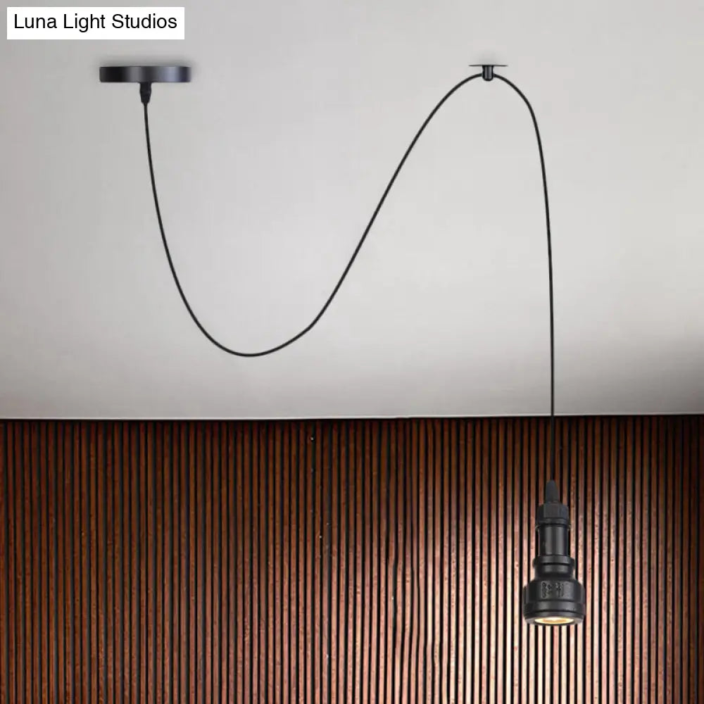 مصباح معلق على شكل أنبوب مياه معدني أسود عتيق للردهة - تصميم رأسي