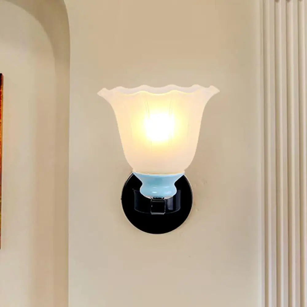 Aplique de pared negro envejecido con cristal esmerilado acanalado: iluminación perfecta para el salón.