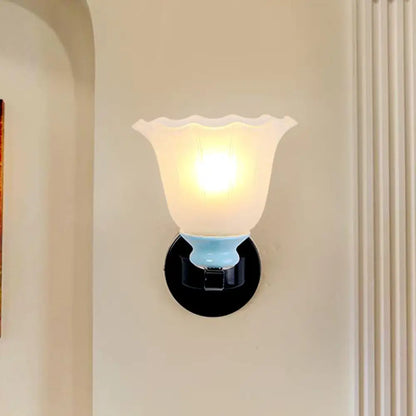 Aplique de pared negro envejecido con cristal esmerilado acanalado: iluminación perfecta para el salón.