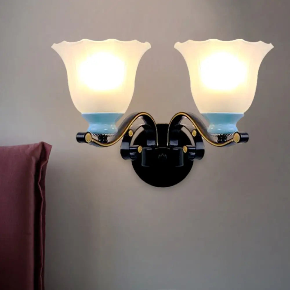 Aplique de pared negro envejecido con cristal esmerilado acanalado: iluminación perfecta para el salón.