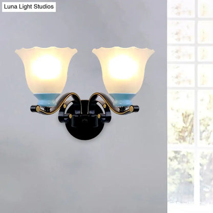 Aplique de pared negro envejecido con cristal esmerilado acanalado: iluminación perfecta para el salón.