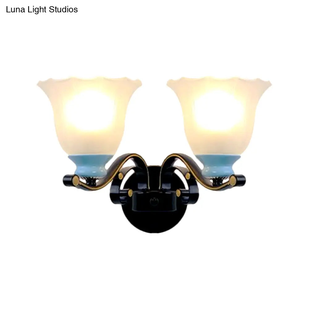 Aplique de pared negro envejecido con cristal esmerilado acanalado: iluminación perfecta para el salón.