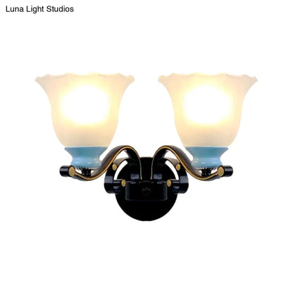 Aplique de pared negro envejecido con cristal esmerilado acanalado: iluminación perfecta para el salón.