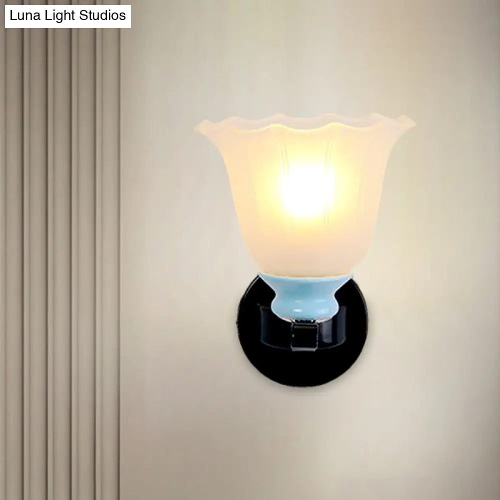 Aplique de pared negro envejecido con cristal esmerilado acanalado: iluminación perfecta para el salón.