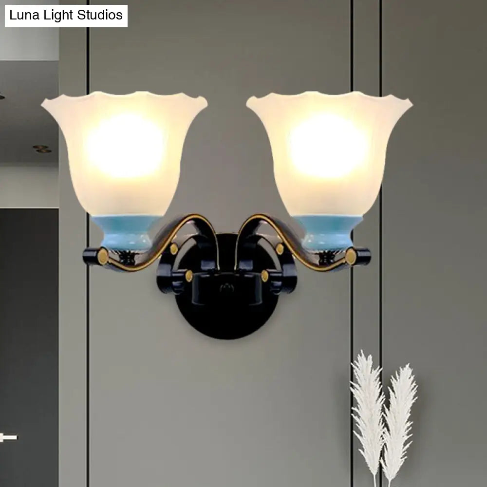 Aplique de pared negro envejecido con cristal esmerilado acanalado: iluminación perfecta para el salón.