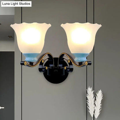 Aplique de pared negro envejecido con cristal esmerilado acanalado: iluminación perfecta para el salón.