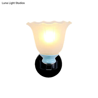 Aplique de pared negro envejecido con cristal esmerilado acanalado: iluminación perfecta para el salón.