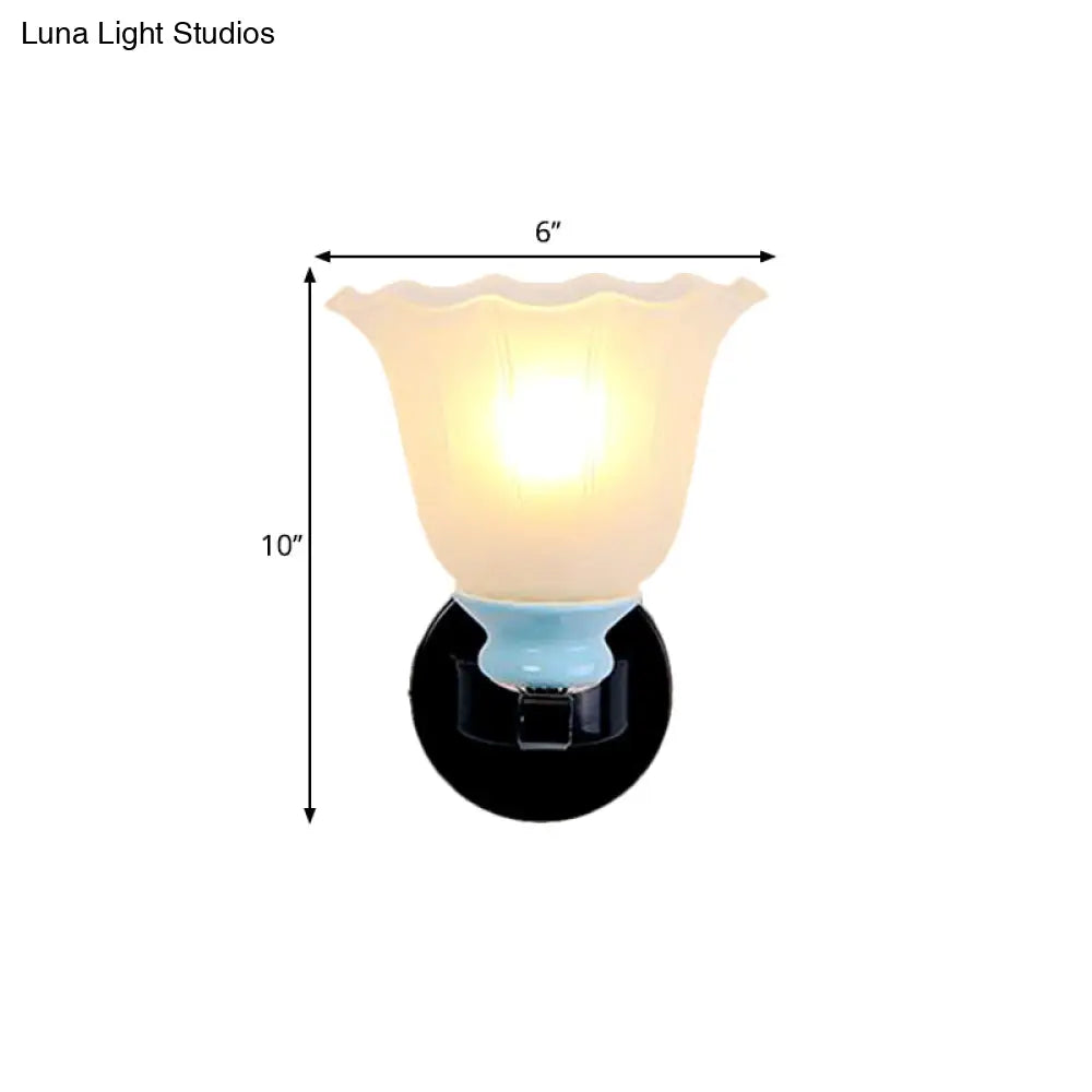 Aplique de pared negro envejecido con cristal esmerilado acanalado: iluminación perfecta para el salón.