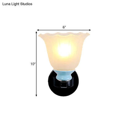 Aplique de pared negro envejecido con cristal esmerilado acanalado: iluminación perfecta para el salón.