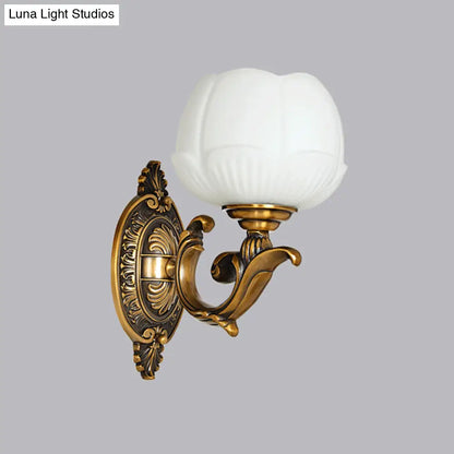 Aplique de pared de cristal opalino con forma de capullo de flor en latón envejecido - Aplique de dormitorio de 1 luz